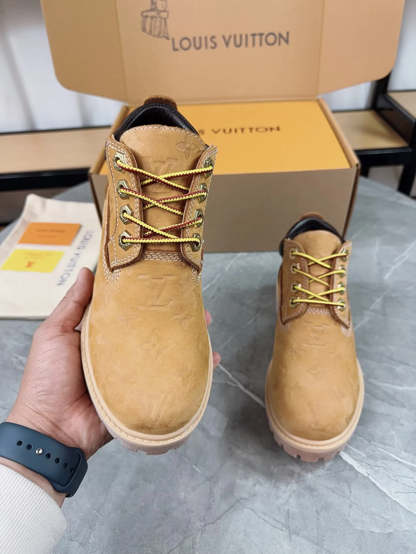 Couple model 💰700 ❤️Top version: Couple model LV x Timberland Timberland joint model Presbyopia Embossed Rhubarb boots Ankle boots Short boots LV x Timberland ankle boots are made of Monogram embossed waterproof nubuck cow leather, relying on the brand's exquisite craftsmanship to carefully reshape the classic Timberland 6-inch boot shape in Italy, and make an eye-catching appearance in 2024 created by Pharrell Williams with American workwear style Autumn and winter menswear show. Monogram embossed tongue, original Timberland laces and outsole are exquisite details, and the leather label expresses the cooperation logo. Exquisite packaging at the delivery counter🛍📦 ▪️Material: Original customized imported first-layer cowhide ▪️Inner lining: Original customized leather lining/mesh lining ▪️Outsole: Original molded anti-slip rubber material ▪️Sole thickness: 3.5CM ▪️Size: Women's 35-40 Men's 39-46